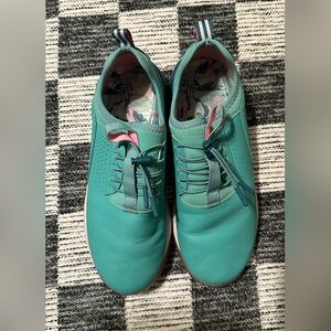 Clove nursing shoes. Women’s 9.5. Pacific palm